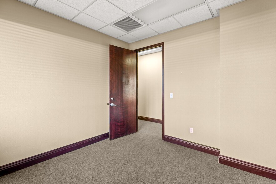 More Photos Of 7836 W Sahara Ave, Las Vegas Office For Sale