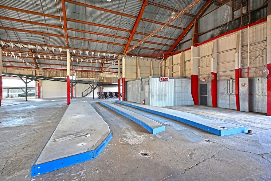 More Photos Of 1123 Bowie St, Seguin Warehouse For Sale