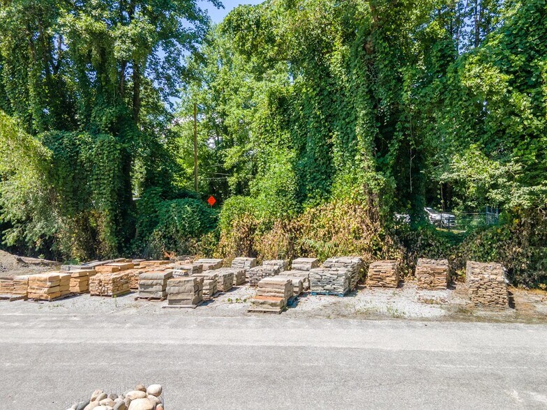 More Photos Of 424 Terrell Rd, Franklin Showroom For Sale