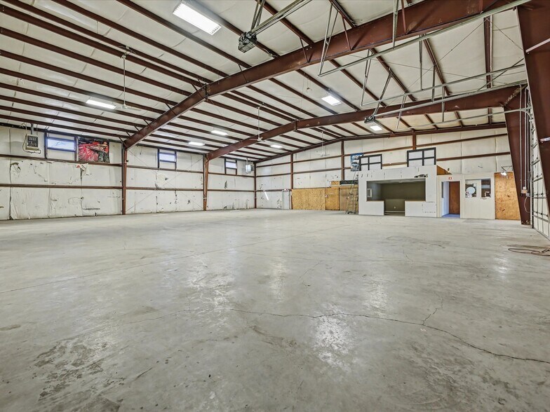 More Photos Of 3517 Denver Dr, Denver Warehouse For Lease