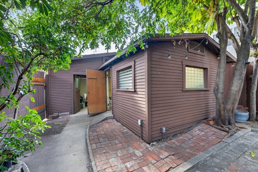 More Photos Of 119 S Adams St, Glendale Multifamily For Sale