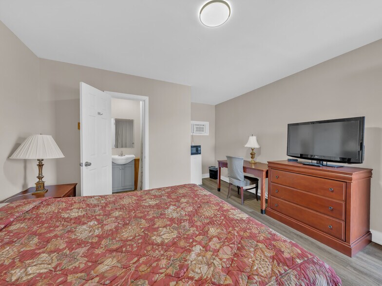 More Photos Of 2889 Howard Av, Windsor Hotel For Sale