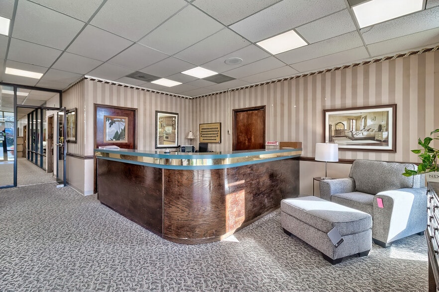 More Photos Of 1076 Sunset Blvd, West Columbia Showroom For Lease