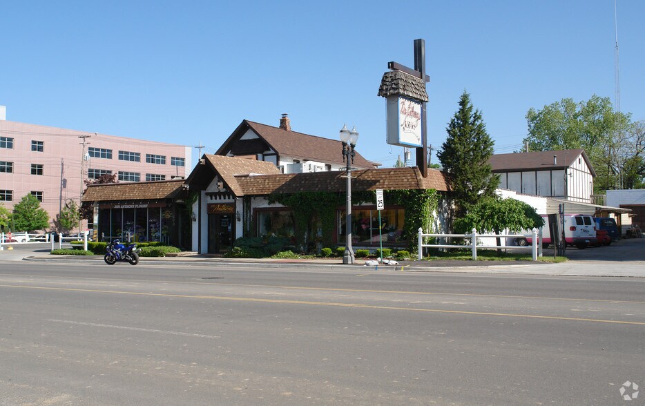 More Photos Of 809 E Michigan Ave, Lansing General Retail For Sale