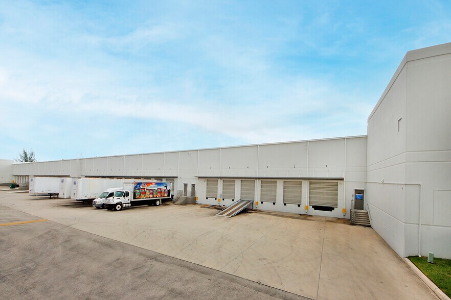 More Photos Of 3860-3890 Pembroke Rd, Hollywood Warehouse For Lease