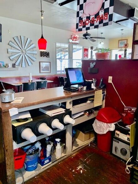 More Photos Of 511 W 11th St, Coffeyville Freestanding For Lease