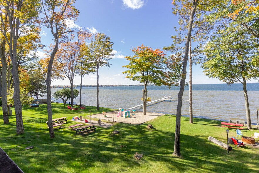 More Photos Of 104 W Houghton Lake Dr, Prudenville Hotel For Sale