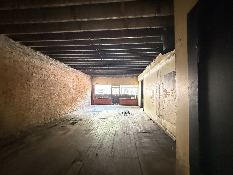 More Photos Of 134 E Market St, New Albany Storefront Retail Office For Lease
