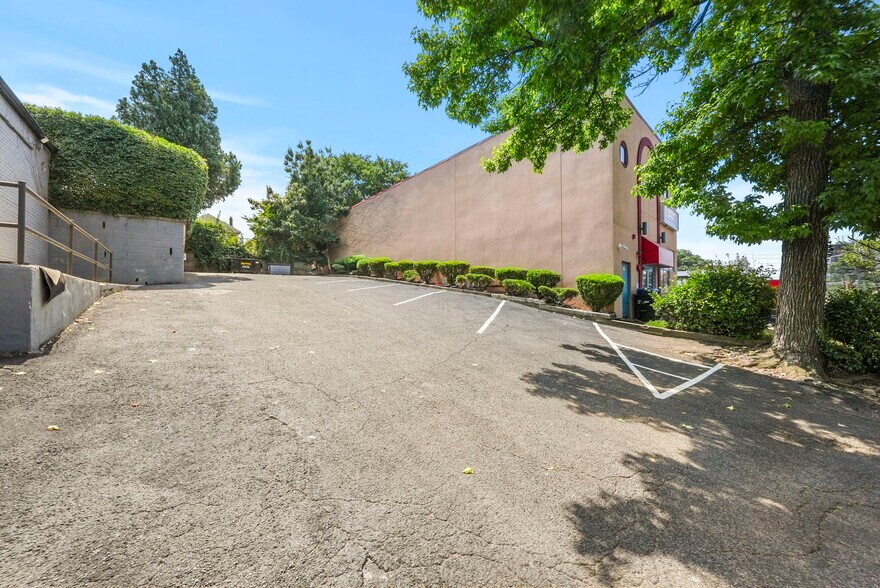 More Photos Of 530-540 Bergen Blvd, Ridgefield Office For Sale