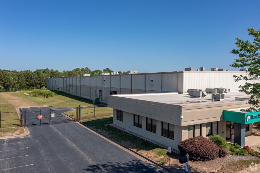More Photos Of 1965 Statham Dr, Statham Distribution For Lease