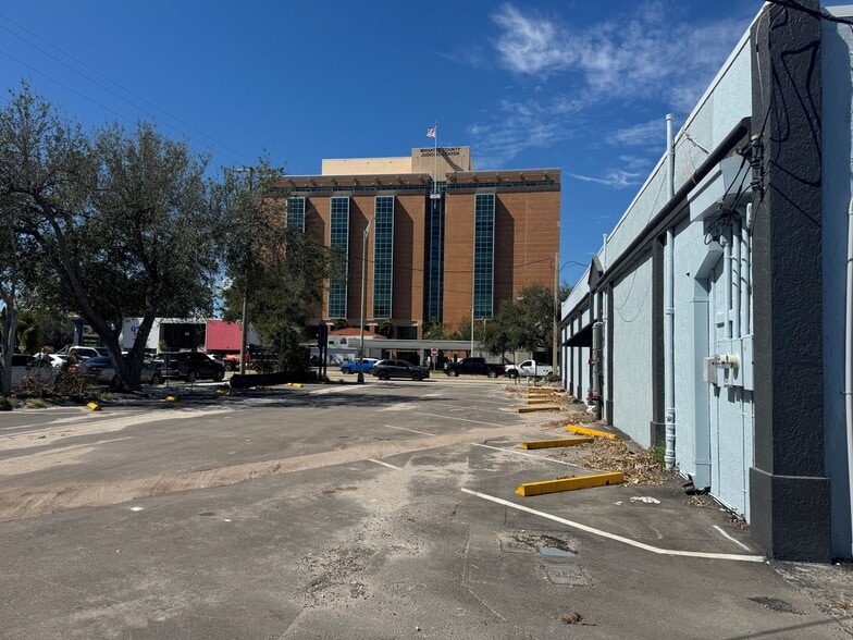 More Photos Of 811 Manatee Ave W, Bradenton Storefront Retail Office For Lease