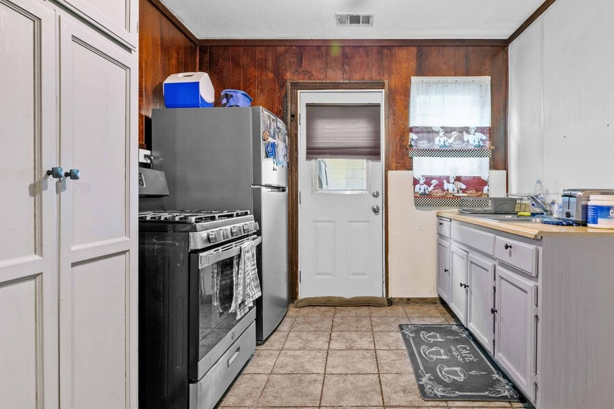 More Photos Of 7317 Clybourn Ave, Sun Valley Contractor Storage Yard For Sale