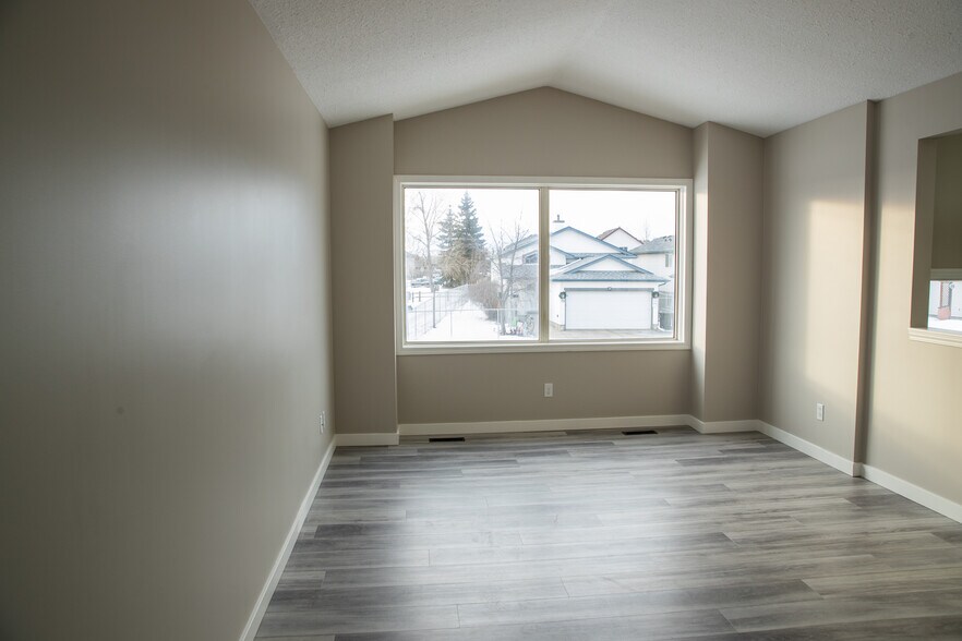 More Photos Of 62 Landsdowne Dr, Spruce Grove Daycare Center For Sale