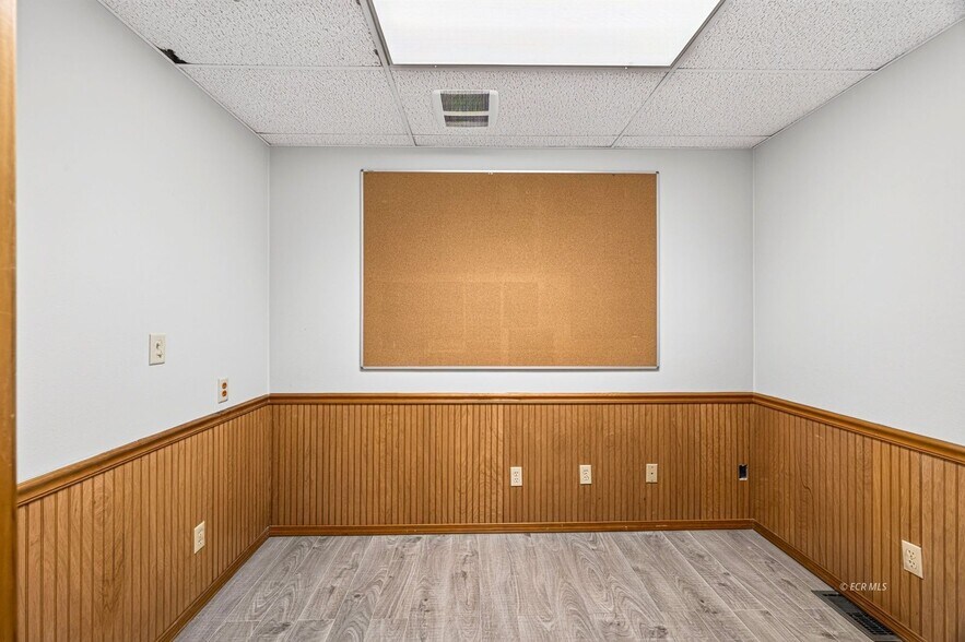 More Photos Of 975 5th St, Elko Office For Lease