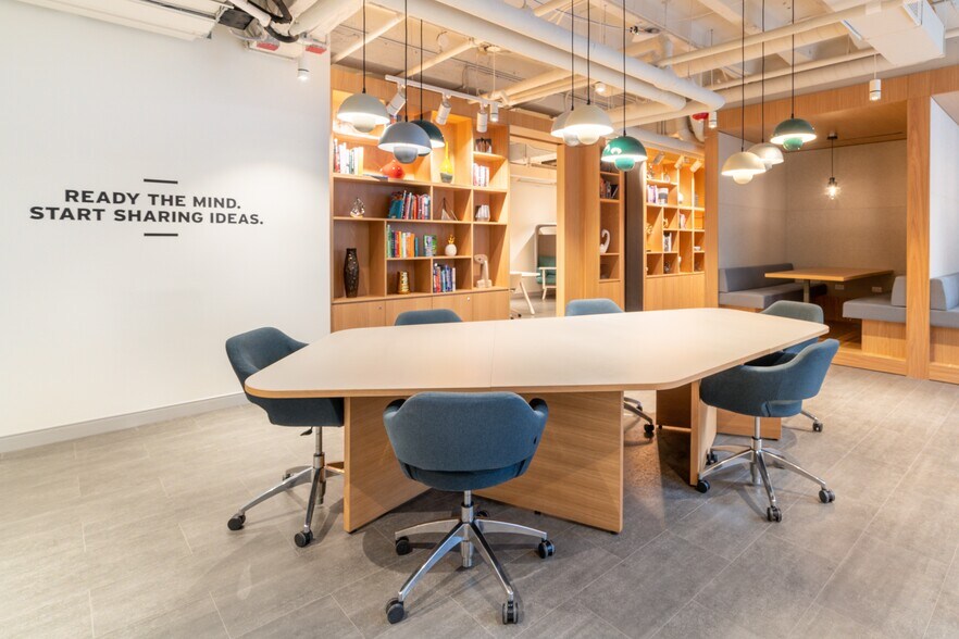 More Photos Of 320 Bay St, Toronto Coworking Space