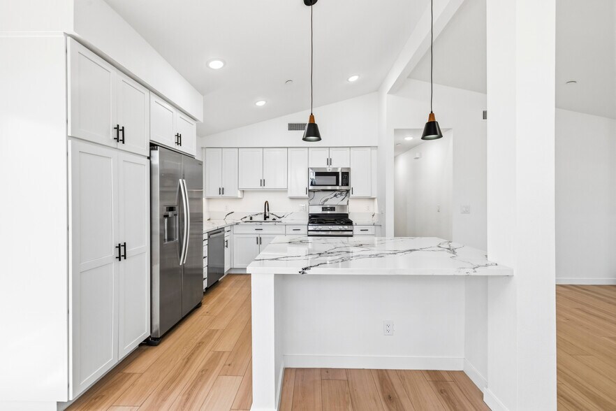 More Photos Of 22320 Itasca St, Chatsworth Apartments For Sale