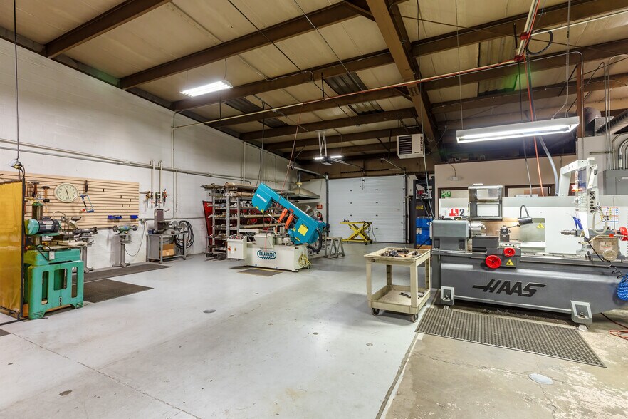 More Photos Of 9952 SE Oak St, Portland Warehouse For Sale