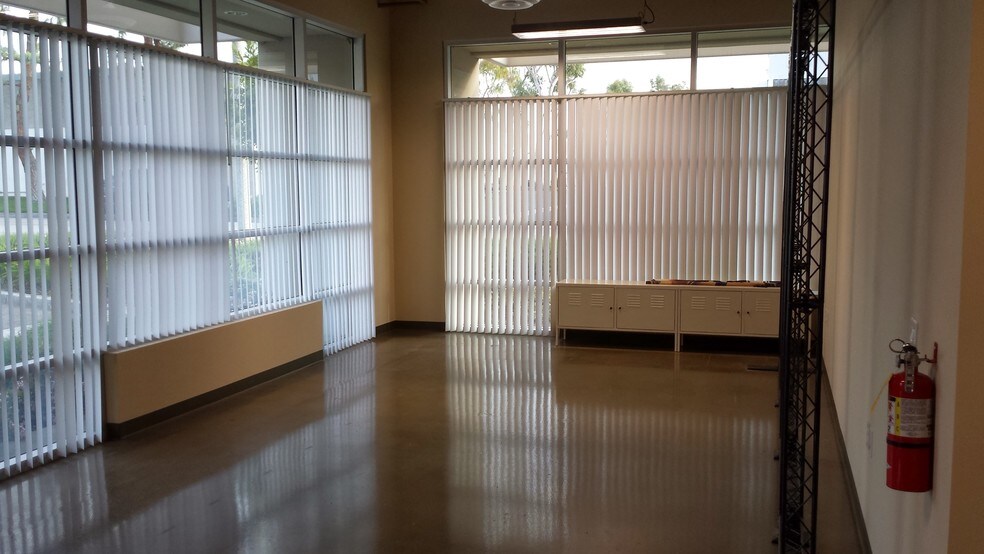 More Photos Of 325 N Puente St, Brea Light Manufacturing For Lease