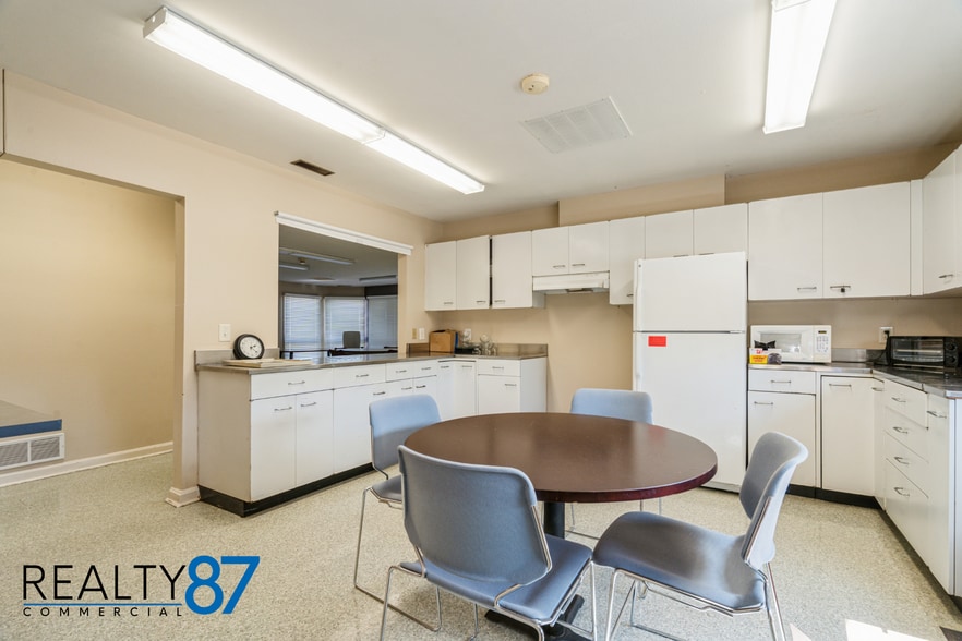 More Photos Of 715 10th Ave SE, Cedar Rapids Shelter For Sale