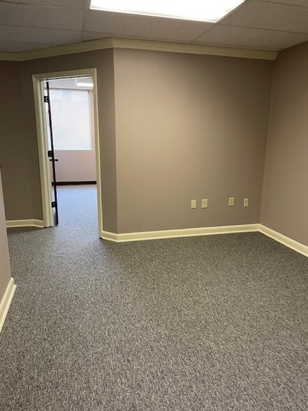 More Photos Of 8 Shackleford Plz, Little Rock Office For Lease