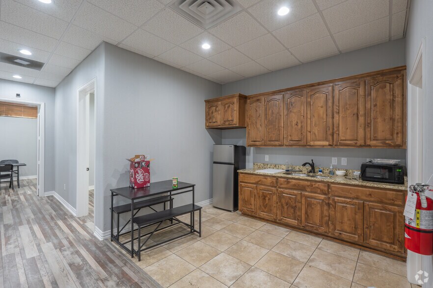More Photos Of 2910 Edith Ln, Haltom City Light Manufacturing For Sale