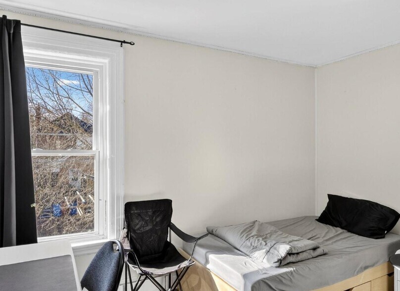 More Photos Of 271 Thomas St, Peterborough Apartments For Sale