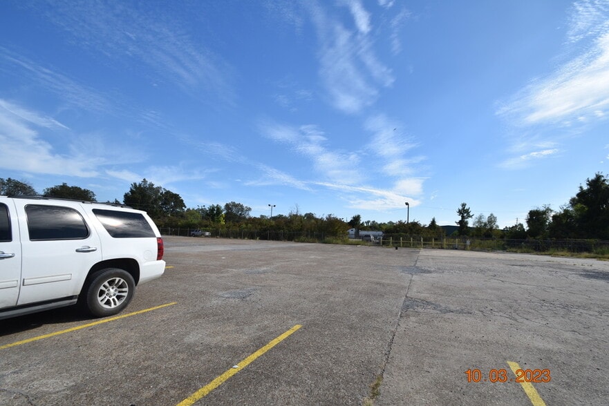 More Photos Of 956 N Broadway St, Greenville Distribution For Sale