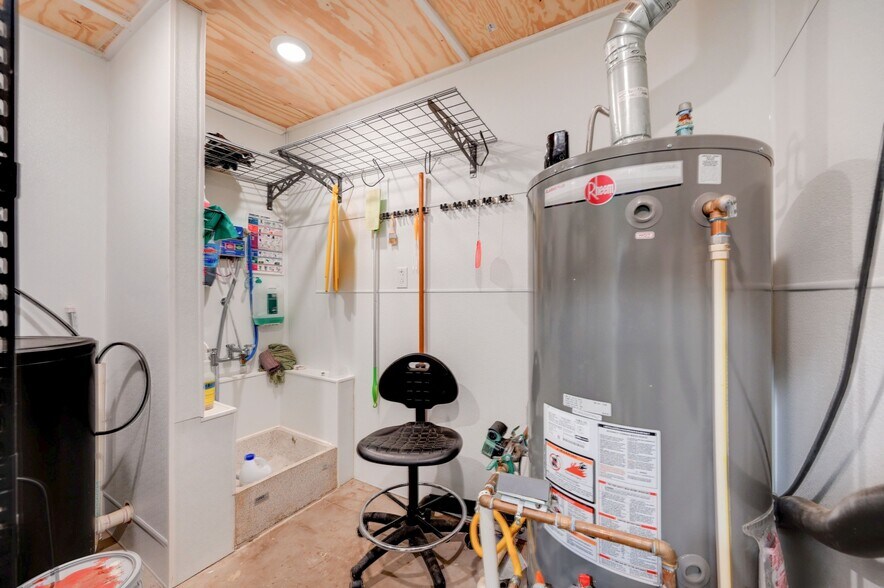 More Photos Of 1301 & 1307 Main St, Blanco Light Distribution For Sale