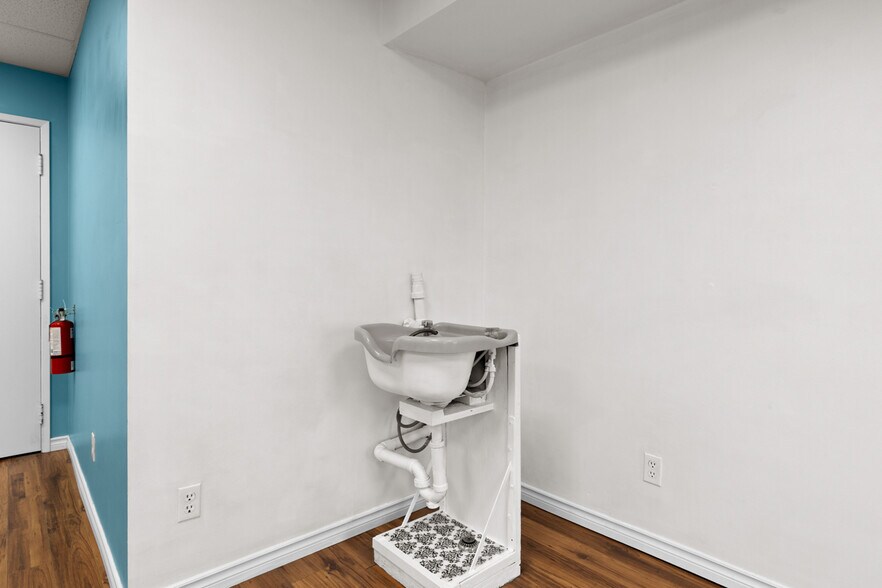 More Photos Of 537 Bernard Av, Kelowna Office For Lease