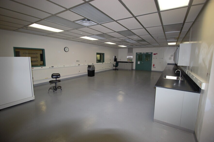 More Photos Of 77 Ridgeland Rd, Rochester Research And Development For Sale
