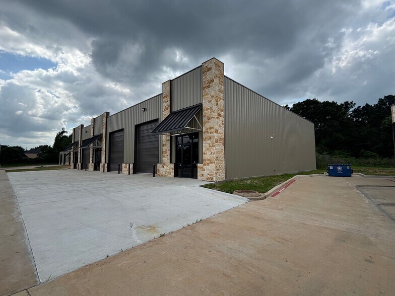 More Photos Of 1905 Longmire Rd, Conroe Unknown For Lease