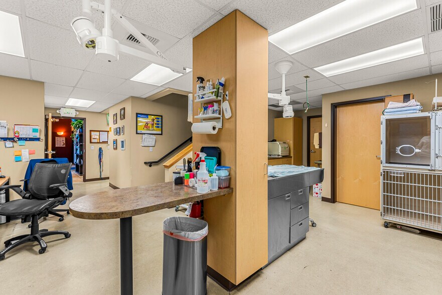 More Photos Of 10 N Chelan Ave, Wenatchee Veterinarian Kennel For Lease