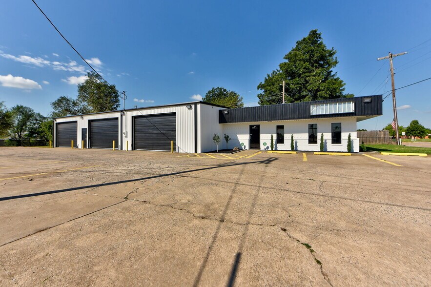 Primary Photo Of 704 E Main St, Moore Auto Repair For Lease