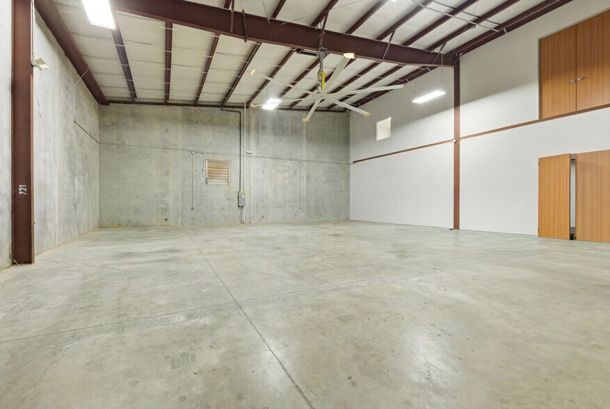 More Photos Of 6305 Beverlyhill St, Houston Warehouse For Sale