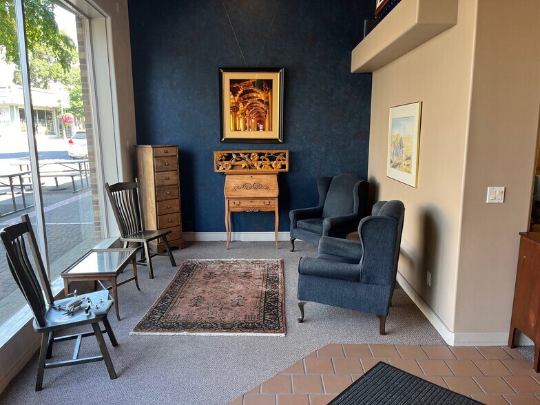 More Photos Of 1915-1917 Main St, Vancouver Storefront For Lease