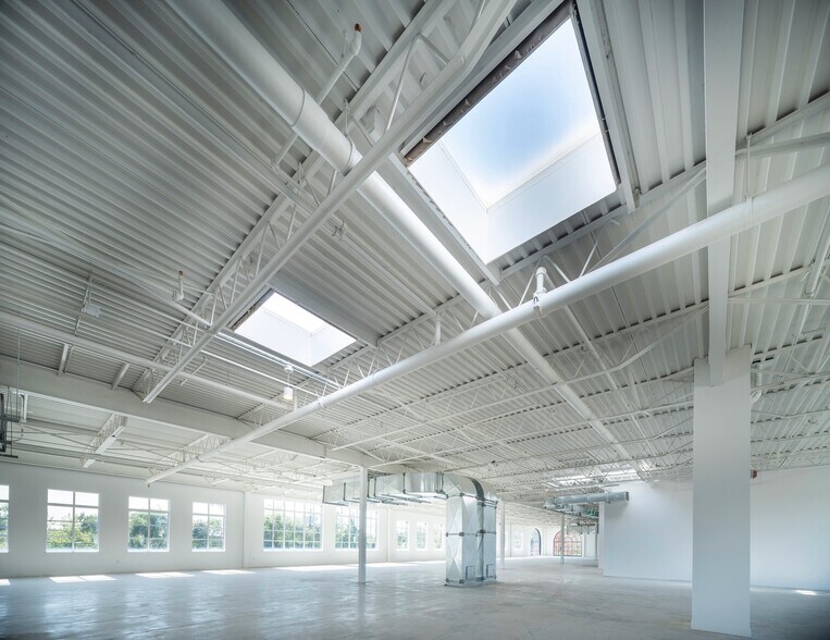 More Photos Of 2650 St Clair Av W, Toronto Freestanding For Sale