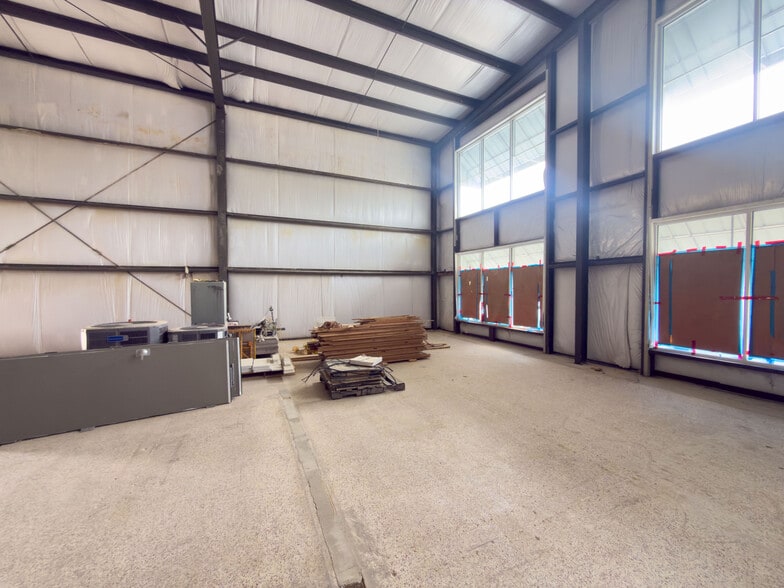 More Photos Of 3110 N Davis Hwy, Pensacola Showroom For Lease
