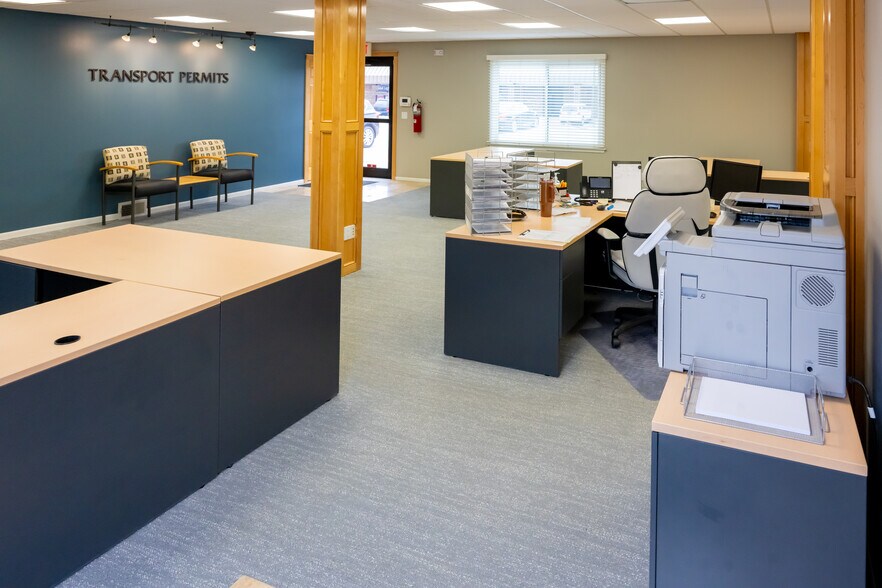 More Photos Of 1908 Grand Ave, West Des Moines Office For Lease
