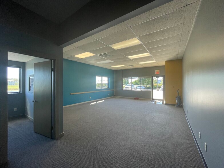 More Photos Of 3028-3042 State St, Columbus Showroom For Lease