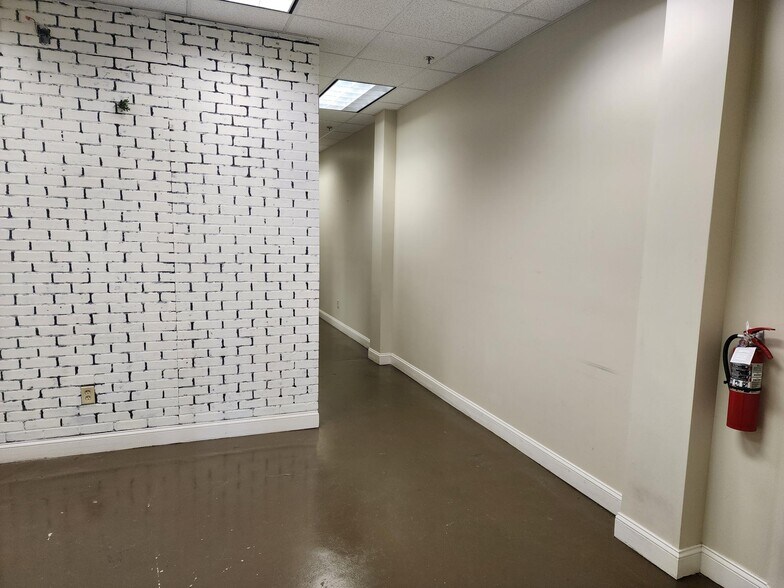 More Photos Of 301 S Collins St, Plant City General Retail For Sale