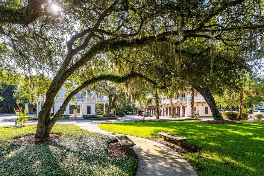 More Photos Of 12 Celadon Dr, Beaufort Storefront Retail Office For Lease