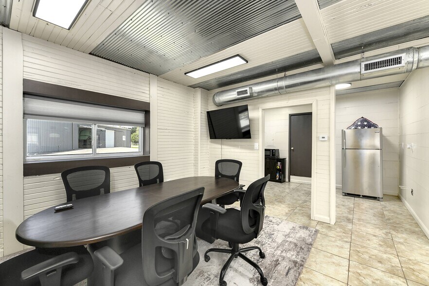 More Photos Of 176 W 1st St, Peculiar Office For Lease
