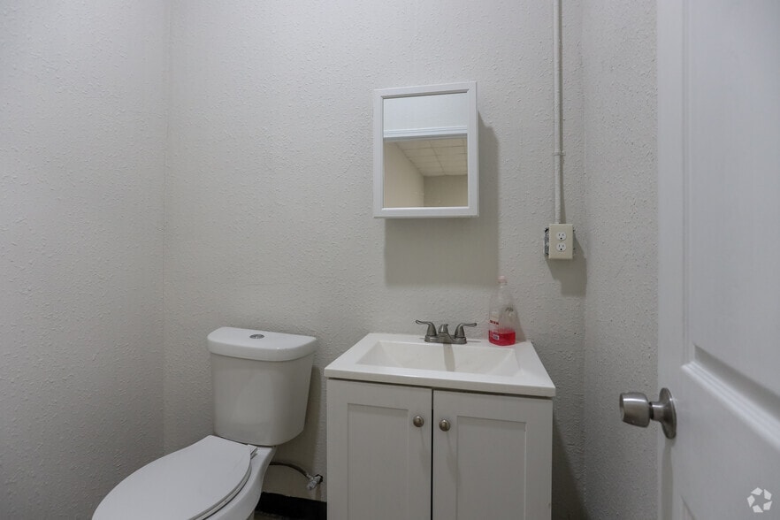 More Photos Of 7330 Rampart St, Houston Unknown For Lease