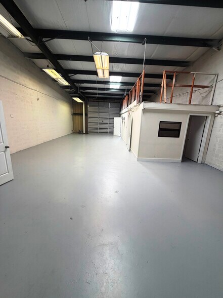 More Photos Of 1056 NE Pine Island Rd, Cape Coral Showroom For Lease