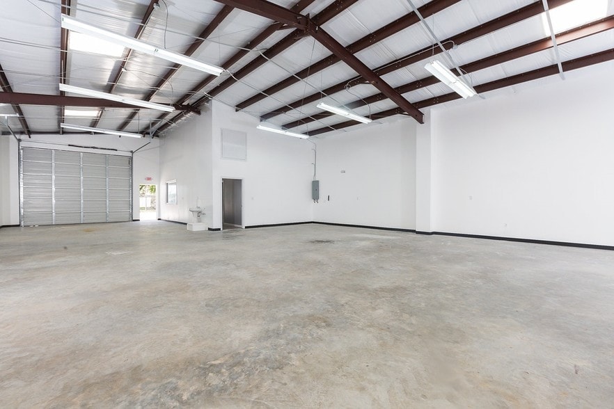 More Photos Of 11214 Craighead Dr, Houston Warehouse For Lease