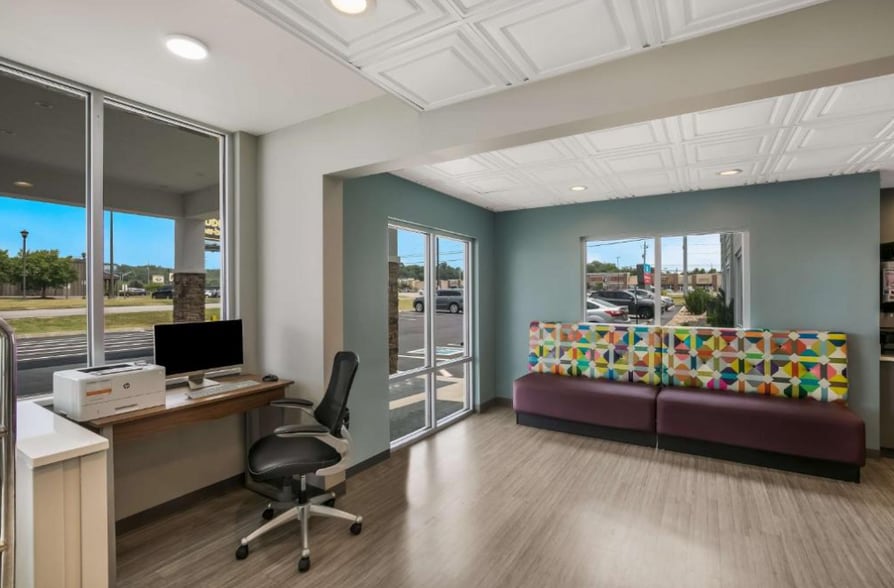 More Photos Of 680 Winfield Dunn Pky, Sevierville Hotel For Sale