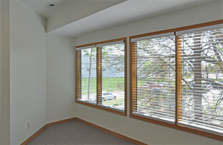 More Photos Of Shunga Creek Office, Topeka Office For Sale