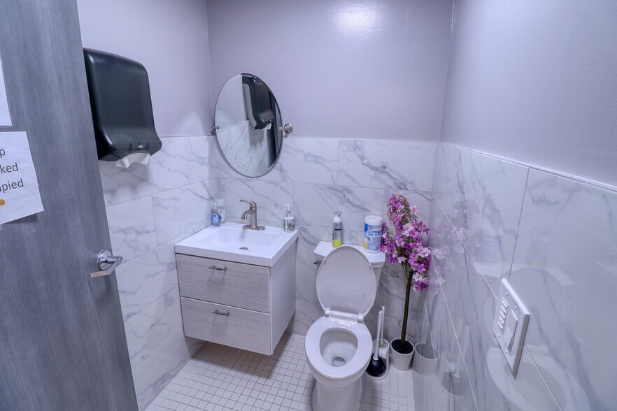 More Photos Of 1915 N Division St, Spokane Office For Sale