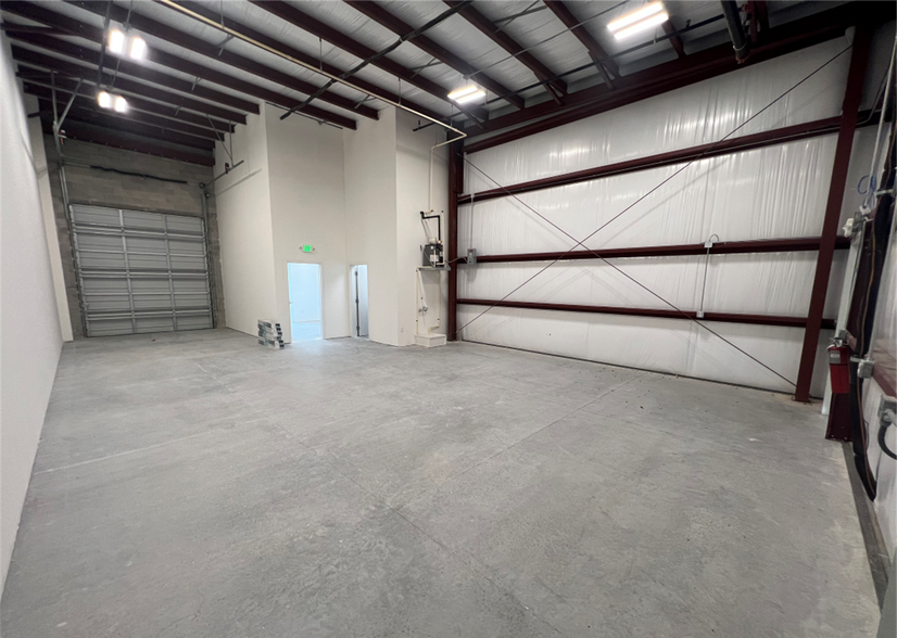 More Photos Of 6810 Edgewater Dr, Lockhart Warehouse For Lease