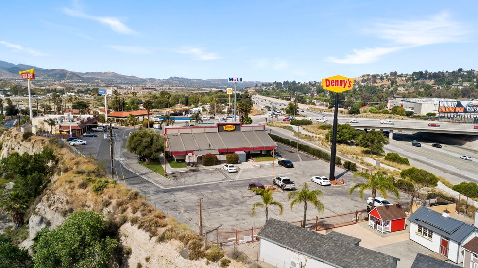 More Photos Of 16401 Delone St, Santa Clarita Restaurant For Lease